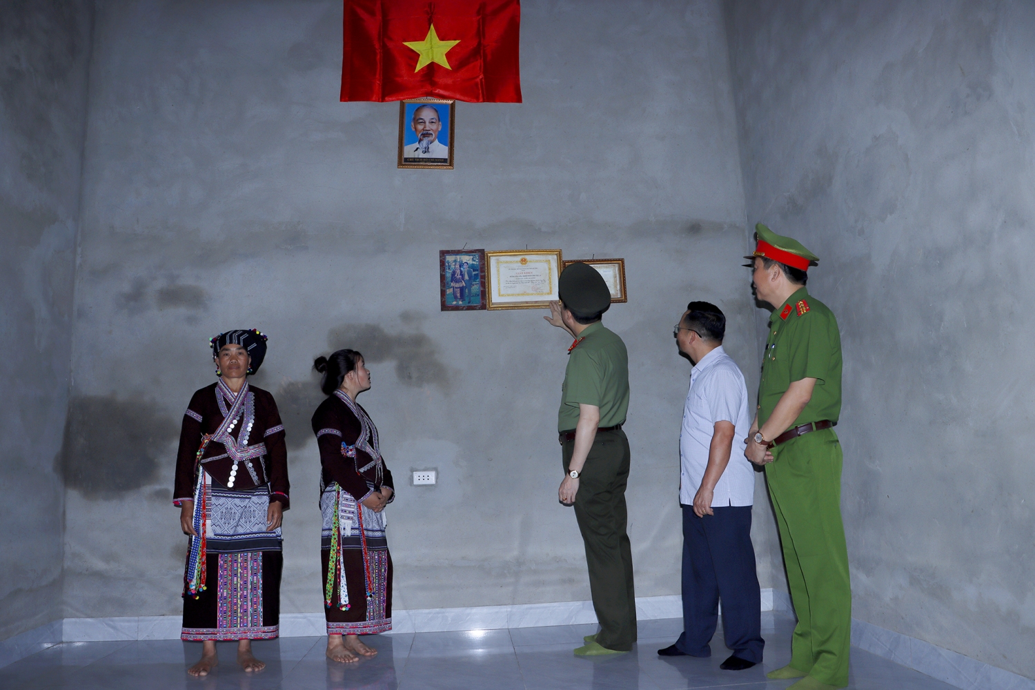 Cờ Tổ quốc, ảnh Bác Hồ được treo trang trọng chính giữa ngôi nhà mới