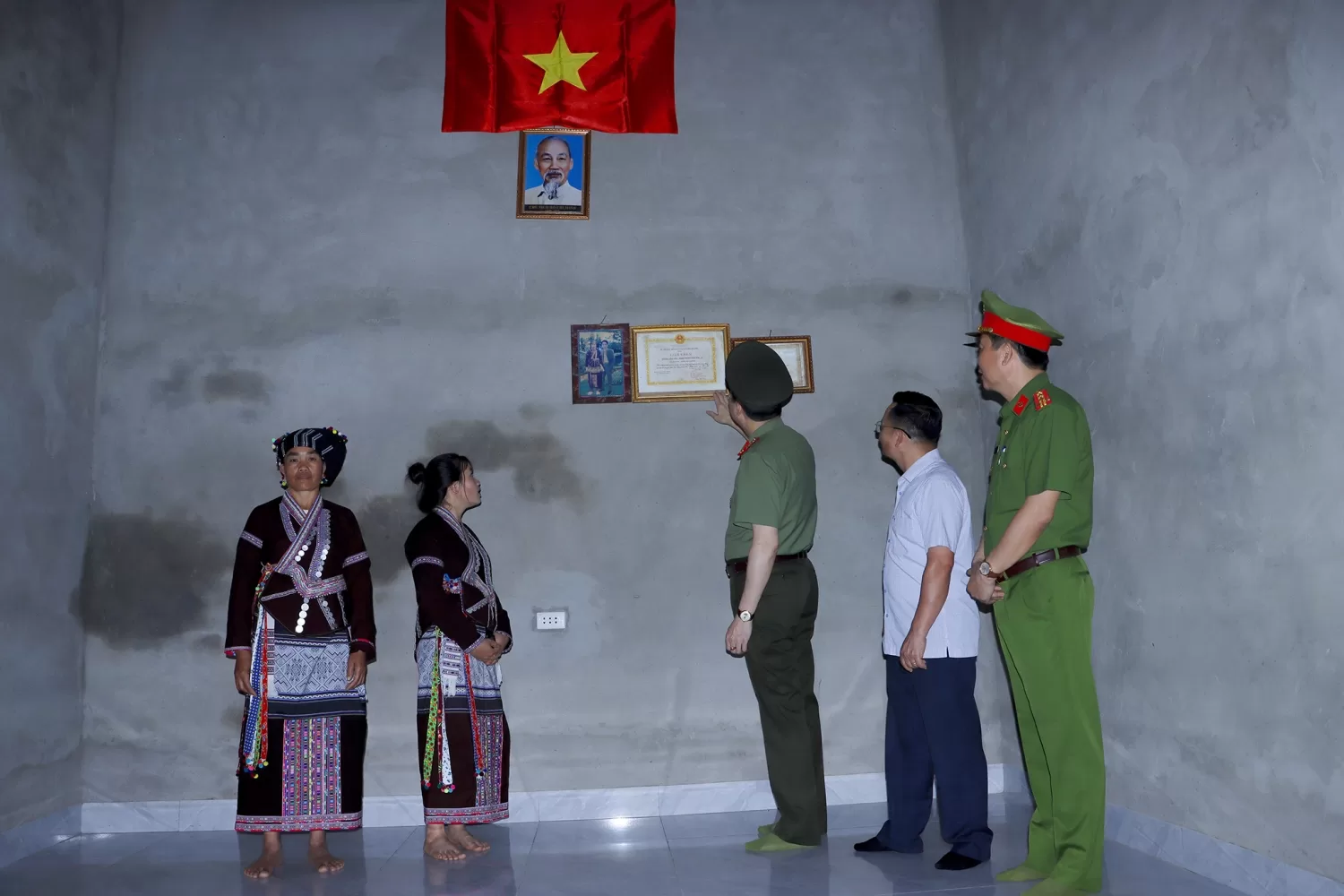 Cờ Tổ quốc, ảnh Bác Hồ được treo trang trọng chính giữa ngôi nhà mới