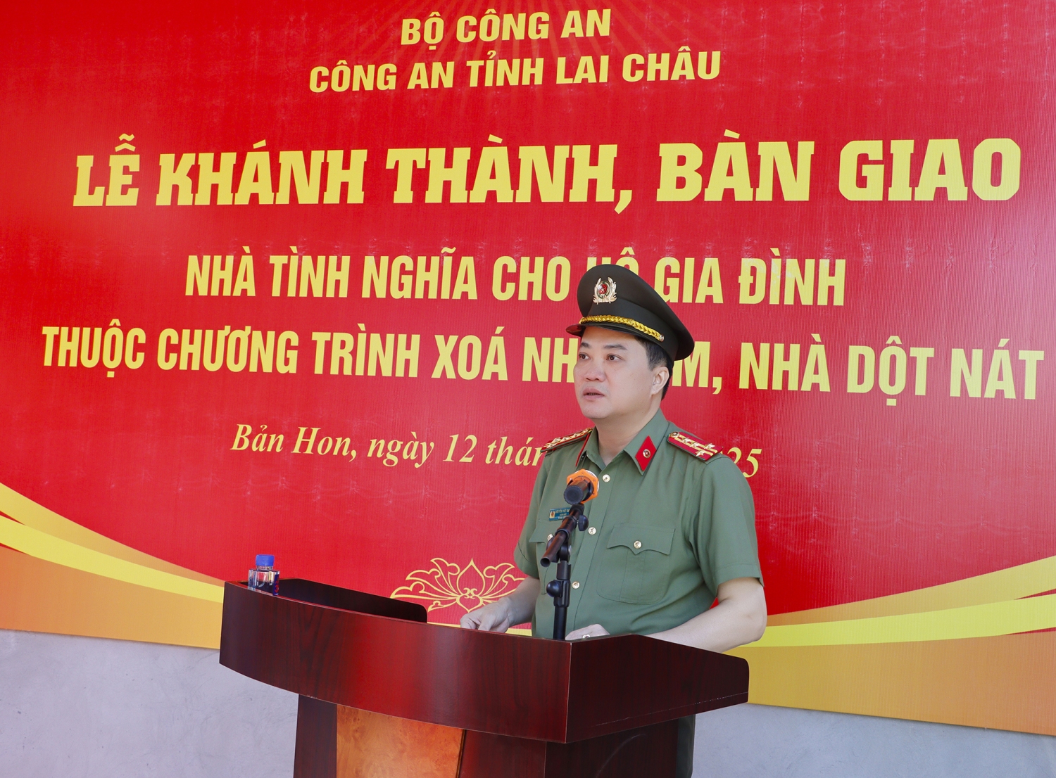 Đại tá Nguyễn Viết Giang Giám đốc Công an tỉnh phát biểu tại Lễ bàn giao nhà cho Cựu chiến binh Lò Văn Xanh