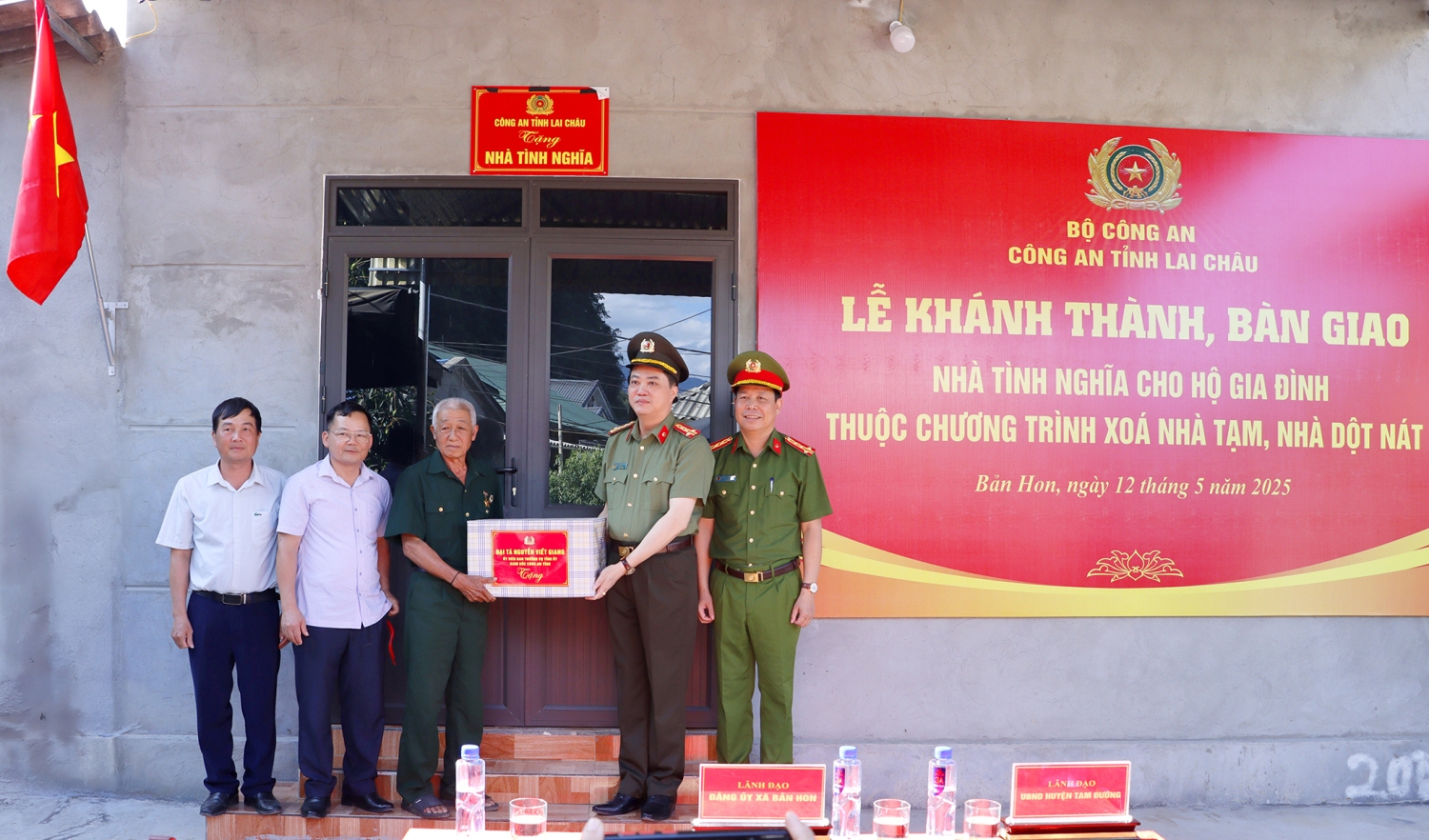 Đại tá Nguyễn Viết Giang Giám đốc Công an tỉnh tặng quà chúc mừng gia đình Cựu chiến binh Lò Văn Xanh