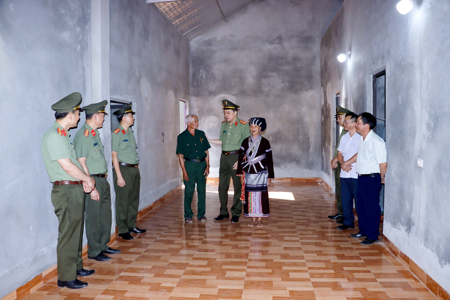 Đoàn công tác động viên, thăm hỏi gia đình cựu chiến binh Lò Văn Xanh