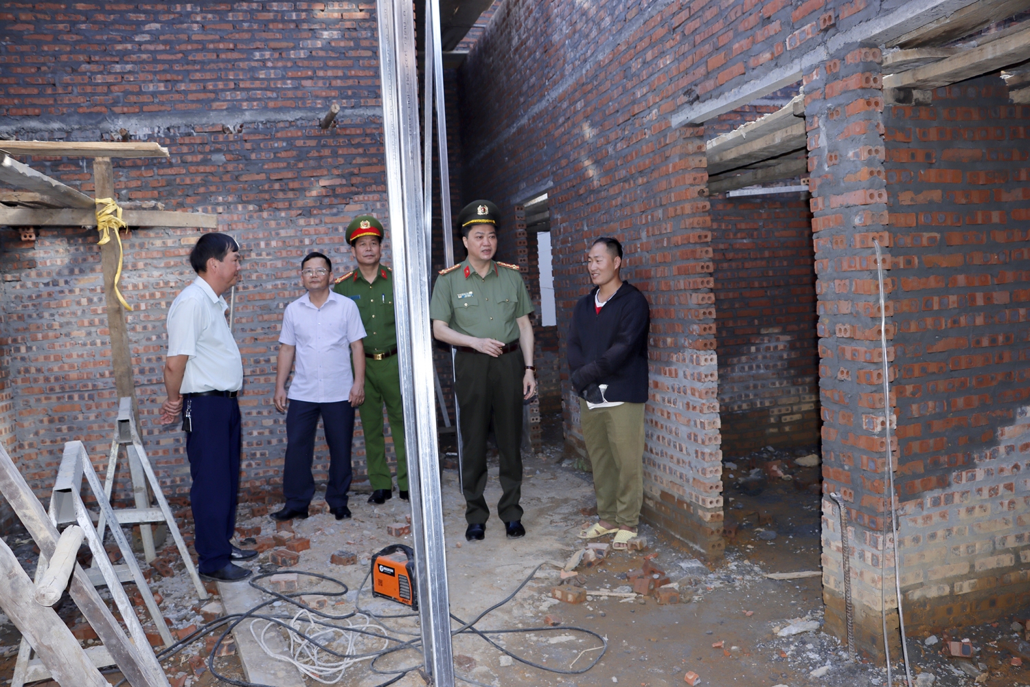 Đoàn công tác kiểm tra tiến độ thi công nhà và động viên các hộ gia đình được hỗ trợ làm nhà
