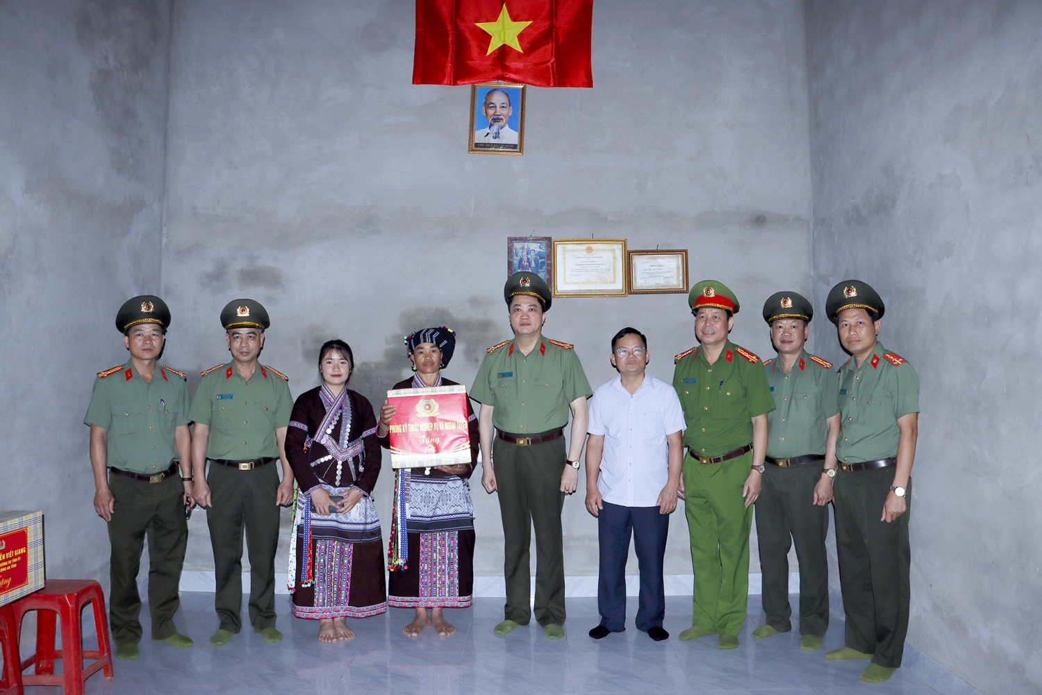 Đoàn công tác tặng quà gia đình chị Vàng Thị Pín