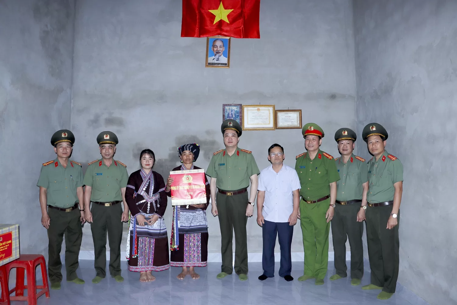 Đoàn công tác tặng quà gia đình chị Vàng Thị Pín