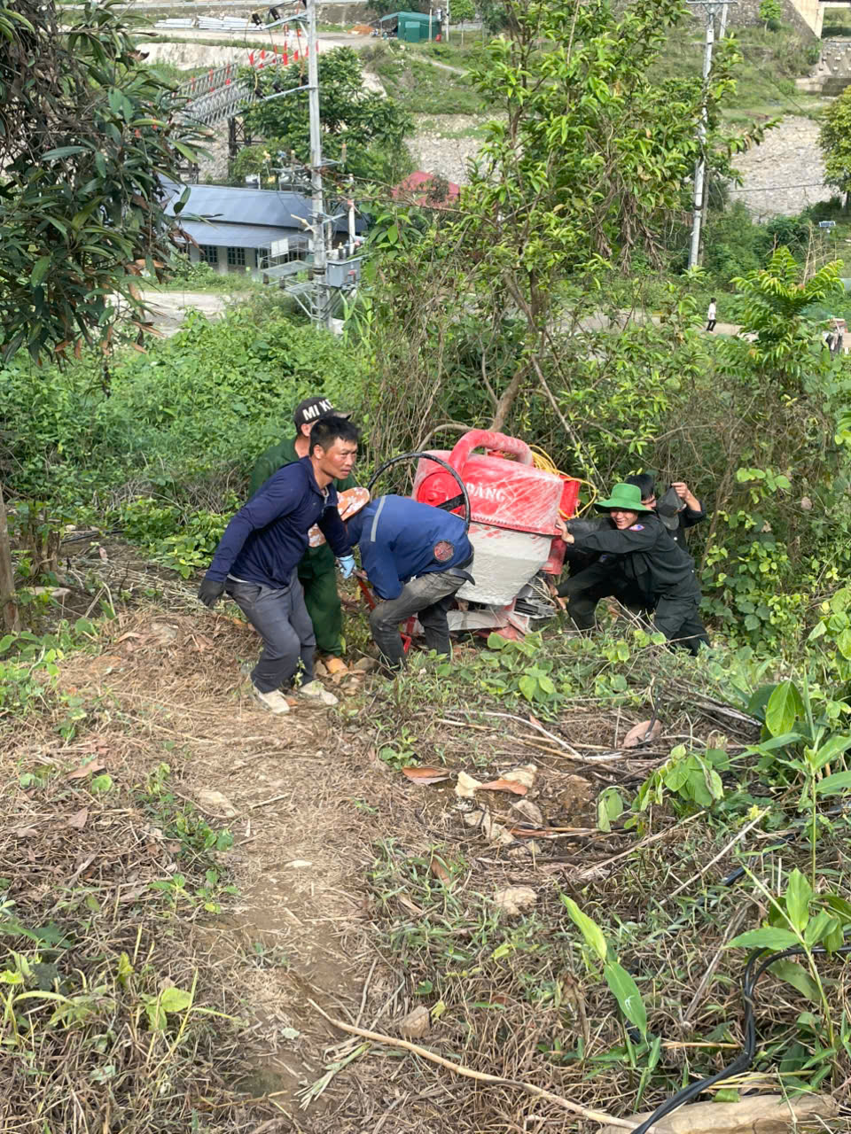 Khó khăn lớn nhất trong quá trình làm nhà là địa hình đồi núi dốc, xa khu dân cư