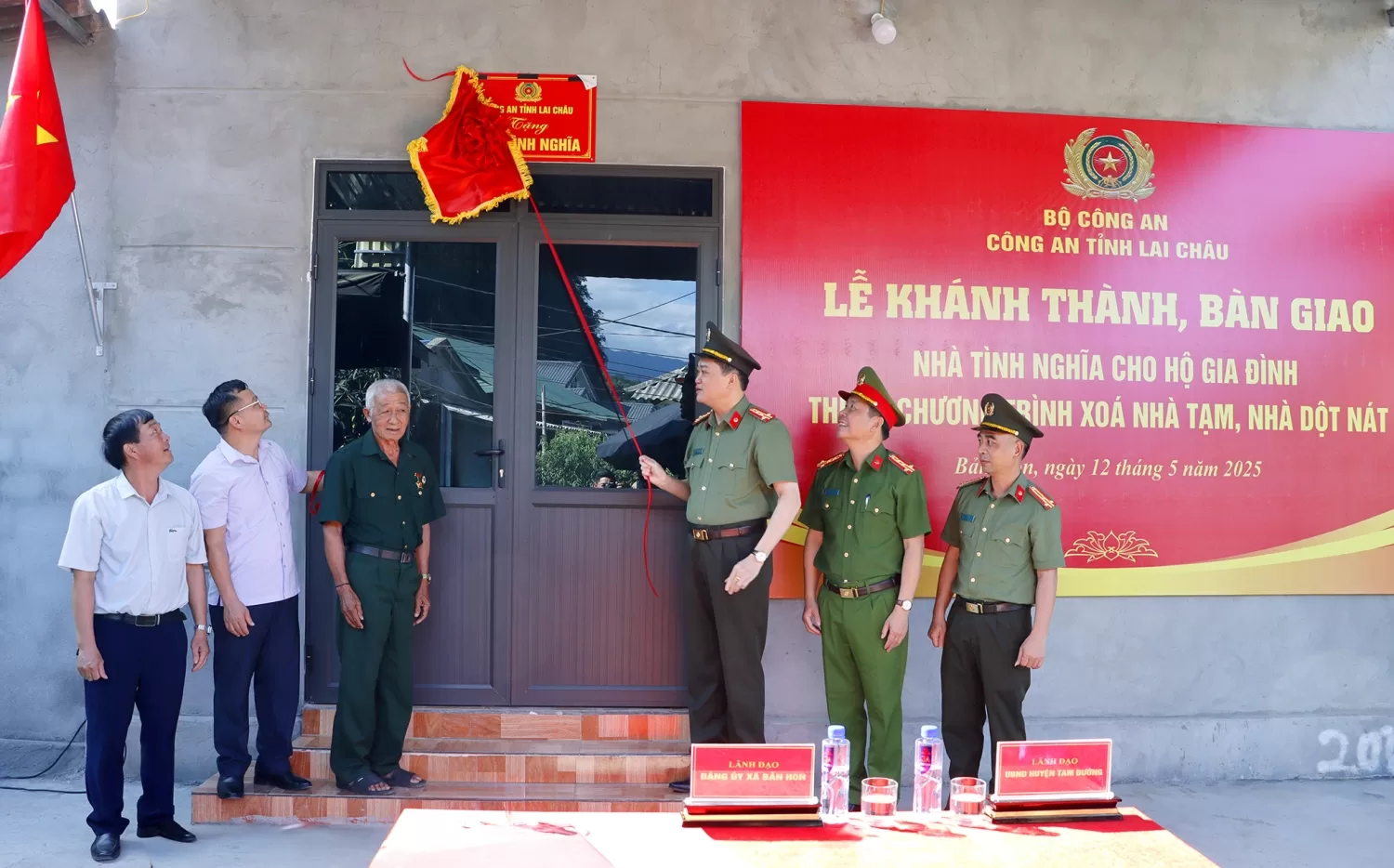 Lãnh đạo Công an tỉnh và chính quyền địa phương tổ chức lễ khánh thành và bàn giao nhà cho hộ gia đình cựu chiến binh Lò Văn Xanh