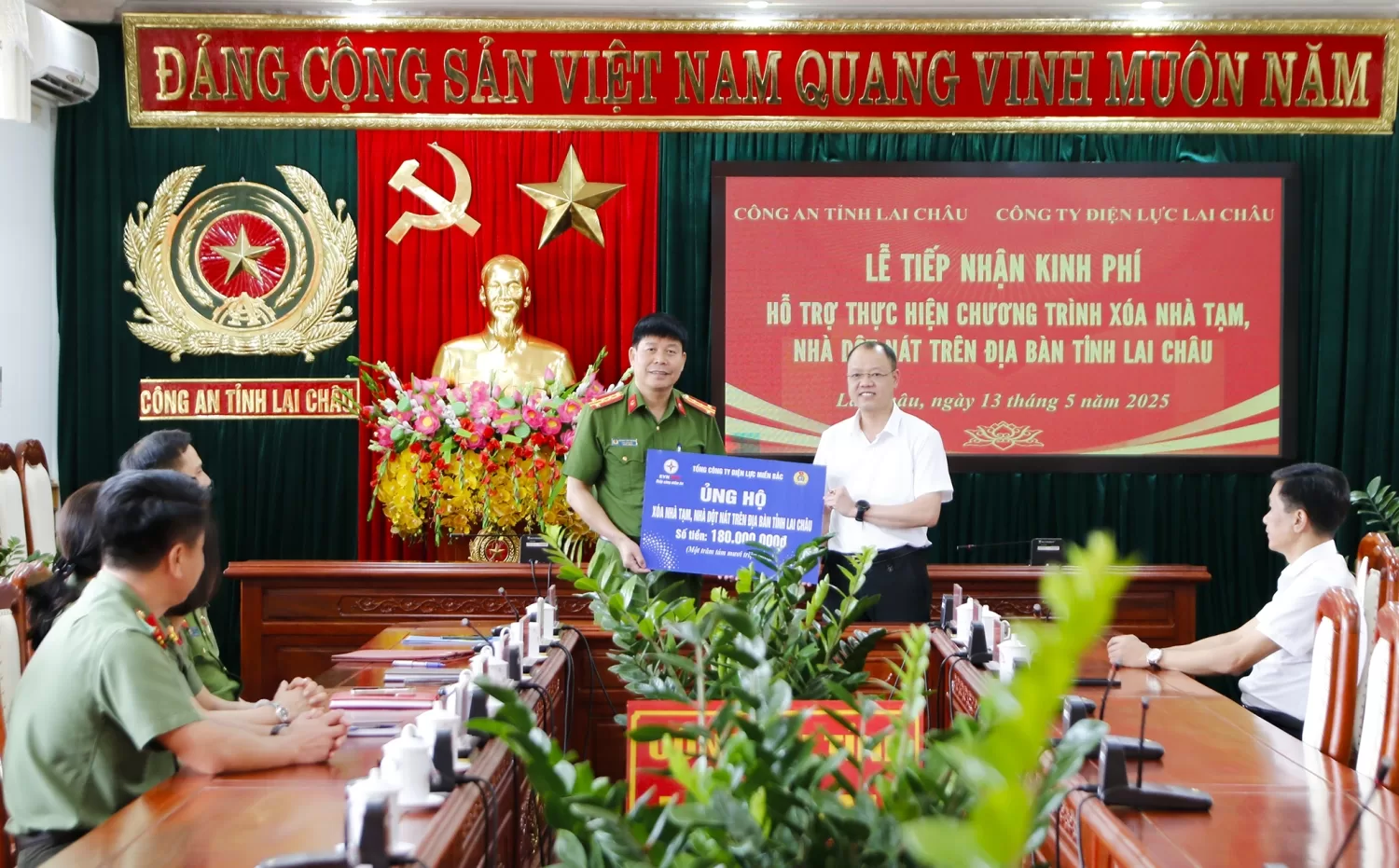 Ông Trần Kim Long trao 180 triệu đồng do Tổng Công ty điện lực Miền Bắc hỗ trợ Công an tỉnh Lai Châu thực hiện Chương trình xoá nhà tạm, nhà dột nát năm 2025