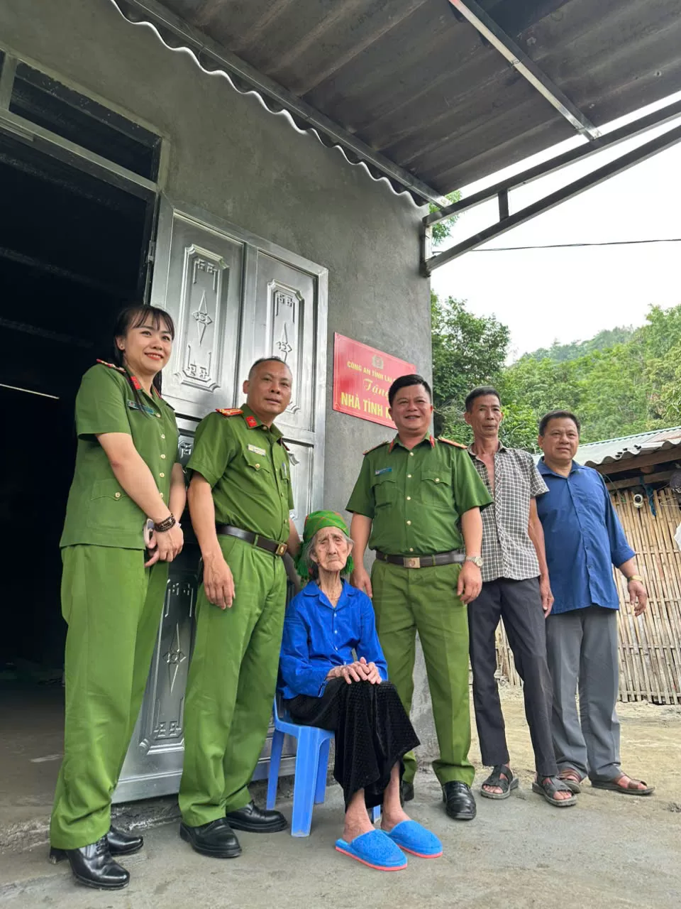 Phòng Cảnh sát Thi hành án hình sự và hỗ trợ tư pháp trao nhà mới cho cụ Lò Thị Hói