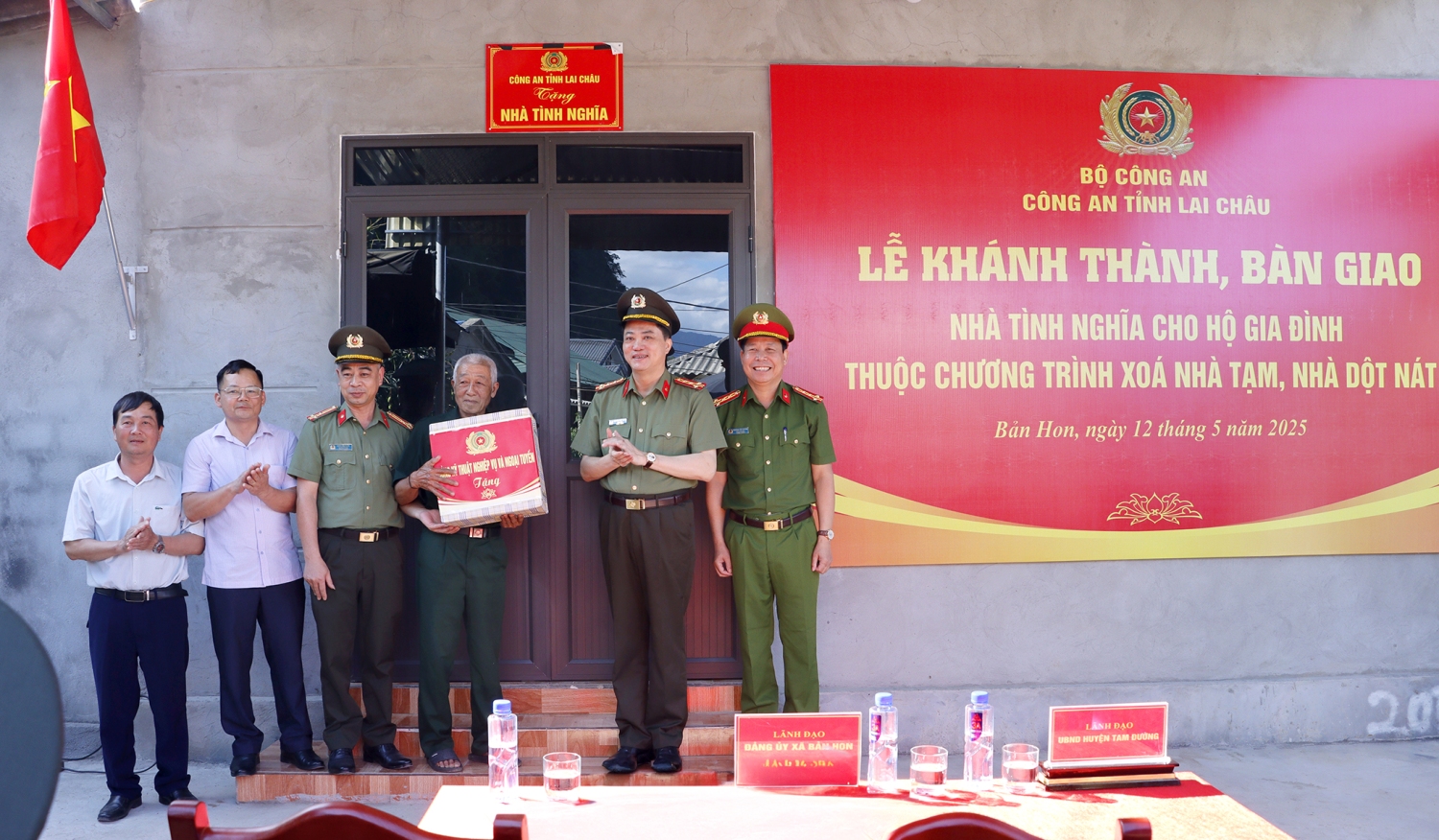 Phòng Kỹ thuật nghiệp vụ và Ngoại tuyến đơn vị chủ trì xây dựng nhà tặng quà cho Cựu chiến binh Lò Văn Xanh