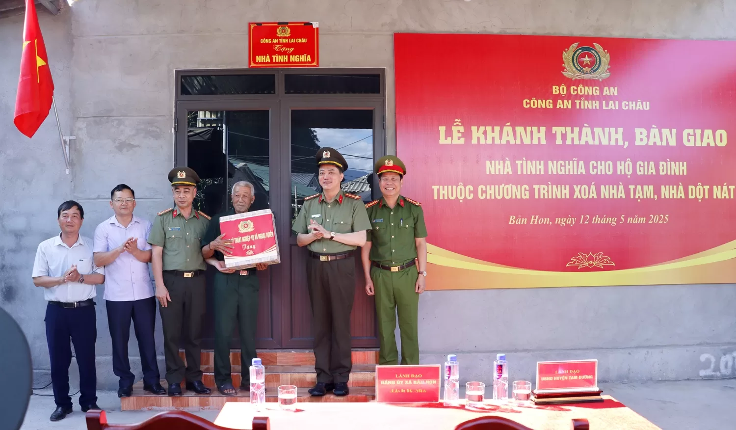 Phòng Kỹ thuật nghiệp vụ và Ngoại tuyến đơn vị chủ trì xây dựng nhà tặng quà cho Cựu chiến binh Lò Văn Xanh