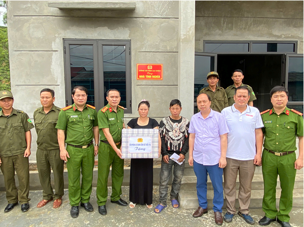 Văn phòng Cơ quan Cảnh sát điều tra Công an tỉnh Lai Châu bàn giao 03 căn “Nhà tình nghĩa” nhân dịp Giải phóng miền Nam, thống nhất đất nước