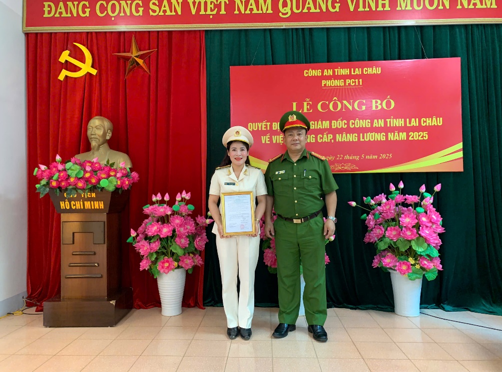 37 cán bộ, chiến sĩ Trại Tạm giam được thăng cấp bậc hàm, nâng lương