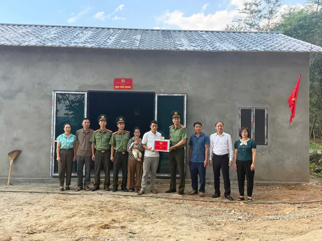 Ảnh: Lãnh đạo, CBCS Thanh tra Công an tỉnh tổ chức Lễ bàn giao 02 căn nhà cho 02 gia đình thuộc Chương trình “Chung tay xóa nhà tạm, nhà dột nát”.