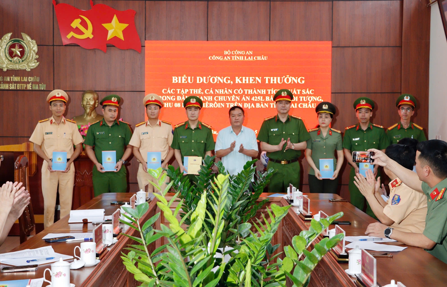 Đồng chí Giàng A Tính và Đại tá Phạm Hải Đăng trao thưởng cho các tập thể, cá nhân có thành tích xuất sắc trong đấu tranh Chuyên án ma túy 425L