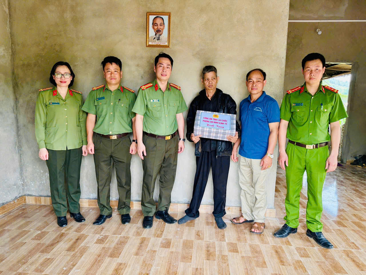 Lãnh đạo Phòng An ninh kinh tế Công an tỉnh cùng cấp ủy, chính quyền địa phương bàn giao nhà “tình nghĩa” và tặng quà gia đình ông Lò Văn Đạn