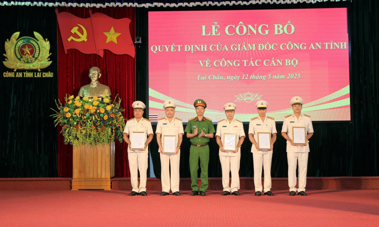 Đại tá Lê Anh Hưng – Phó Giám đốc Công an tỉnh trao quyết định Bổ nhiệm lại và Điều động cho 05 đồng chí