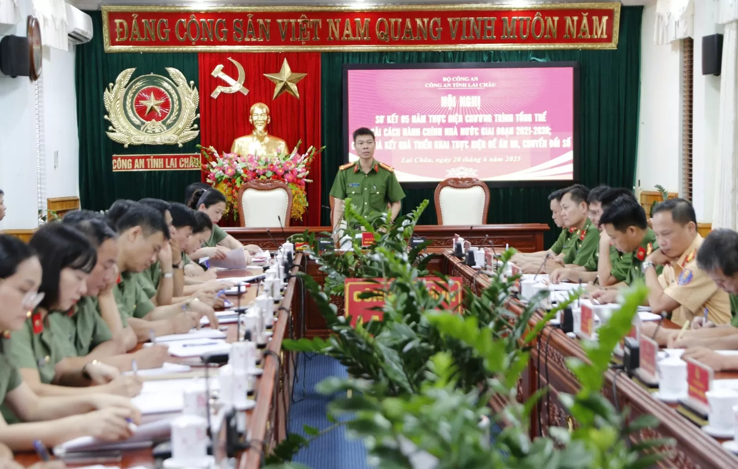 Đại tá Lê Anh Hưng - Phó Giám đốc Công an tỉnh phát biểu chỉ đạo tại hội nghị