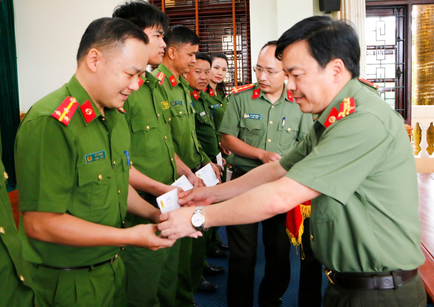 Đại tá Sùng A Súa - Phó Giám đốc Công an tỉnh trao trợ cấp  cho CBCS thuộc diện khó khăn