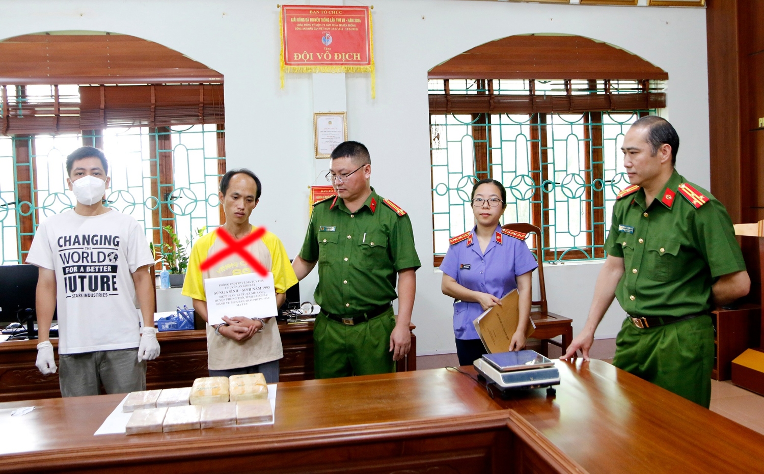 Đối tượng Sùng A Sỉnh (x) và tang vật tại cơ quan điều tra.
