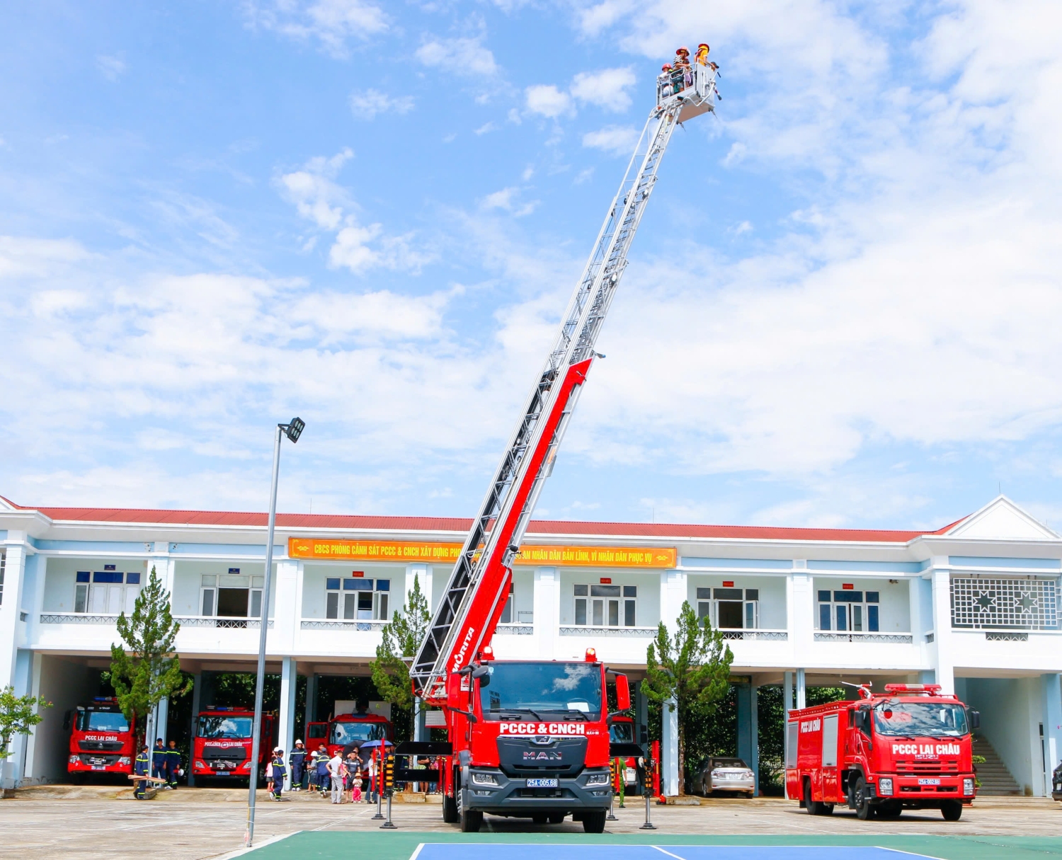 Các em được trải nghiệm thực tế trên xe thang cứu hộ chuyên dụng của lực lượng Cảnh sát Phòng cháy chữa cháy và Cứu nạn cứu hộ trong chương trình tuyên truyền, giáo dục kỹ năng phòng cháy, chữa cháy và cứu nạn cứu hộ.