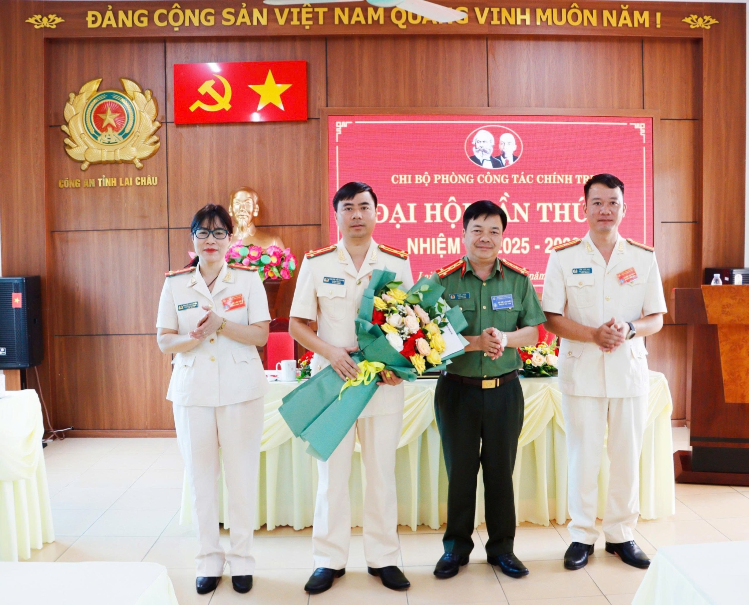Đại tá Sùng A Súa – Phó Bí thư Đảng ủy, Phó Giám đốc Công an tỉnh tặng hoa chúc mừng Chi uỷ khóa mới.