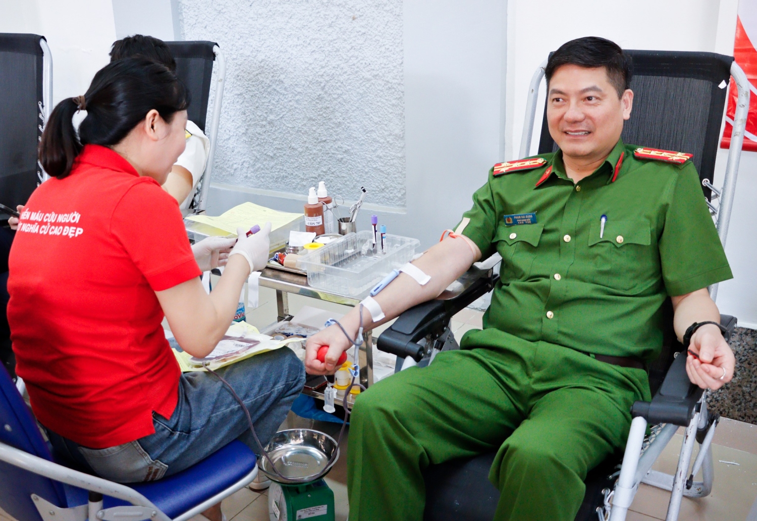 Đại tá Phạm Hải Đăng - Phó Giám đốc Công an tỉnh, trực tiếp tham gia hiến máu, thể hiện tinh thần trách nhiệm và lan tỏa nghĩa cử cao đẹp "Một giọt máu cho đi – Một cuộc đời ở lại".