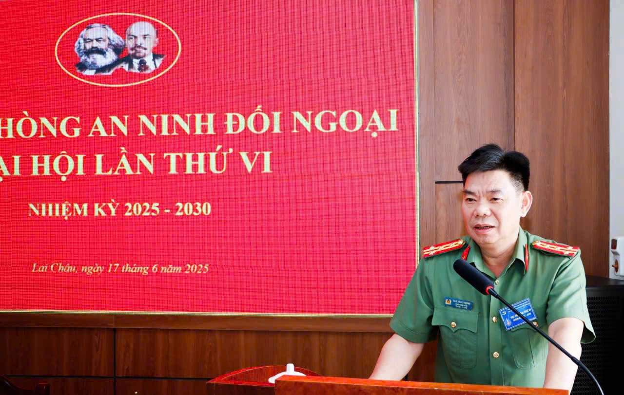 Đại tá Tao Văn Trường - Uỷ viên BTV Đảng uỷ, Phó Giám đốc Công an tỉnh phát biểu chỉ đạo tại Đại hội Chi bộ