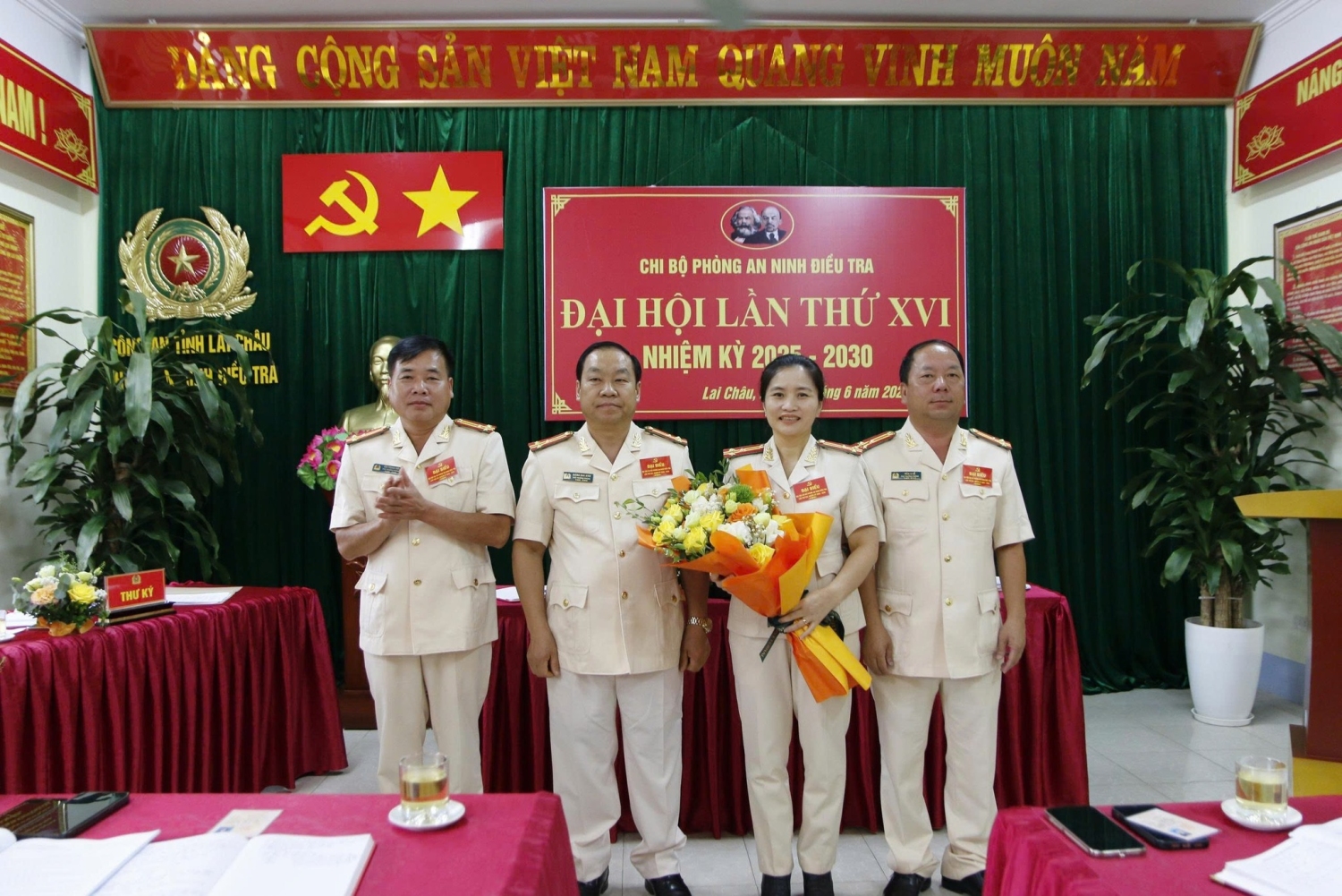 Chi uỷ khoá mới ra mắt Đại hội