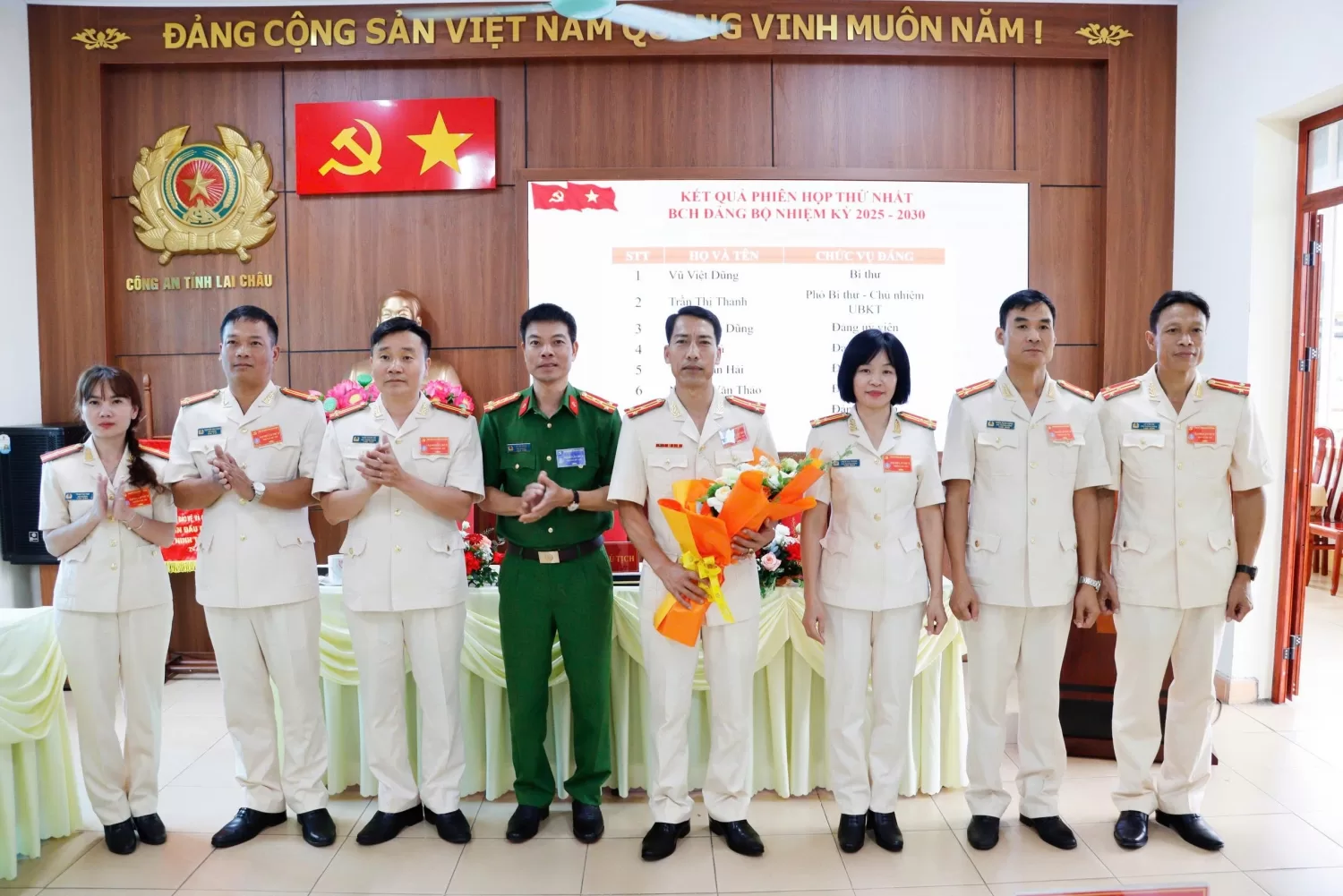 Đại tá Lê Anh Hưng - Ủy viên BTV, Phó Giám đốc Công an tỉnh tặng hoa chúc mừng Ban chấp hành Đảng bộ khóa mới