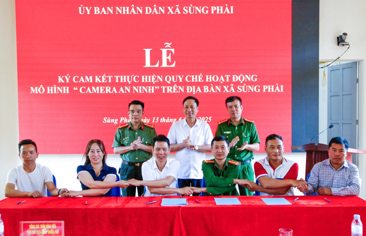 các đại biểu và lực lượng liên quan đã thống nhất thông qua và ký cam kết thực hiện Quy chế hoạt động của mô hình “Camera an ninh” trên địa bàn xã Sùng Phài.