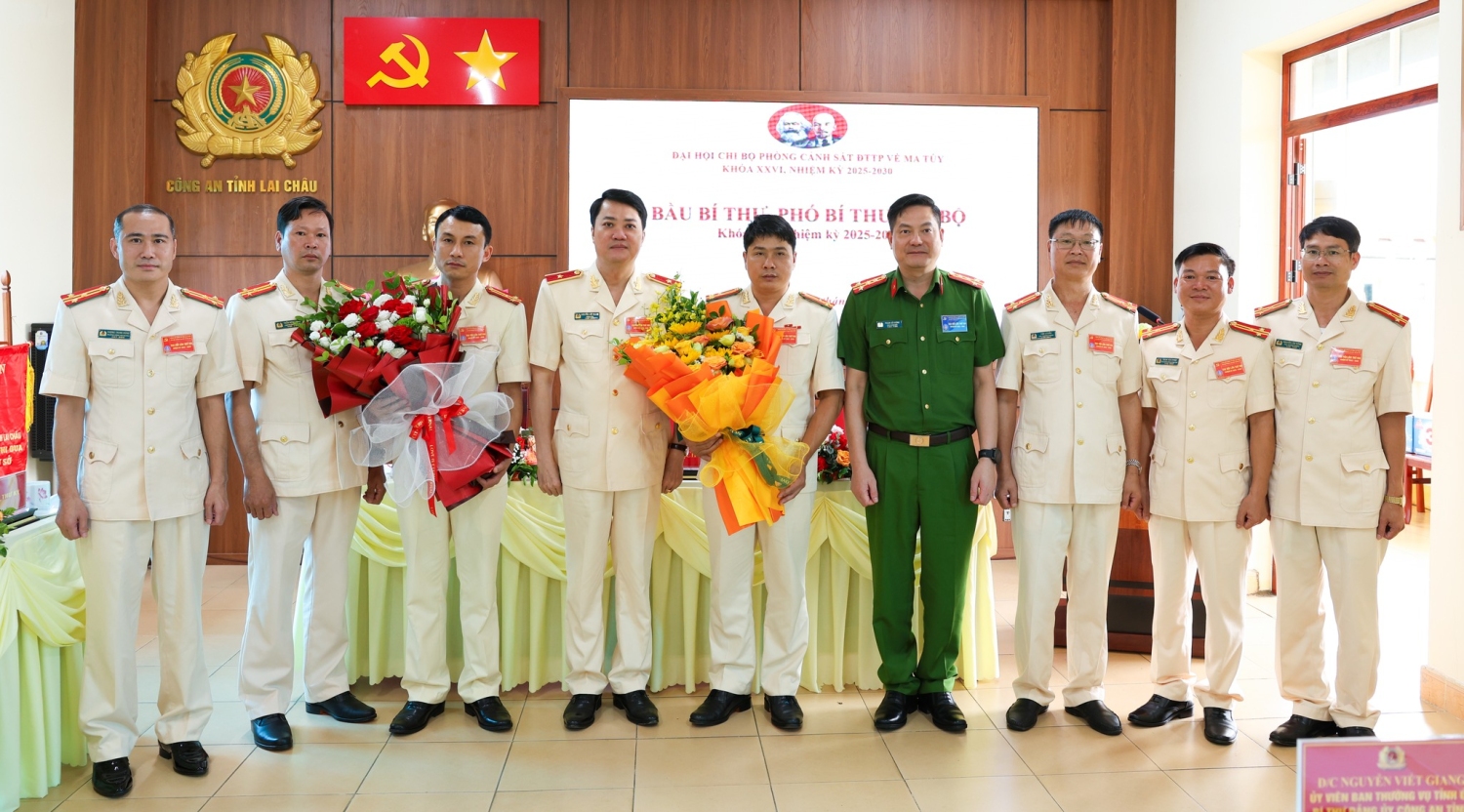 Thiếu tướng, TS Nguyễn Viết Giang - Uỷ viên BTV Tỉnh uỷ, Giám đốc Công an tỉnh và Đại tá Phạm Hải Đăng - Uỷ viên BTV Đảng ủy, Phó Giám đốc Công an tỉnh tặng hoa chúc mừng Chi ủy