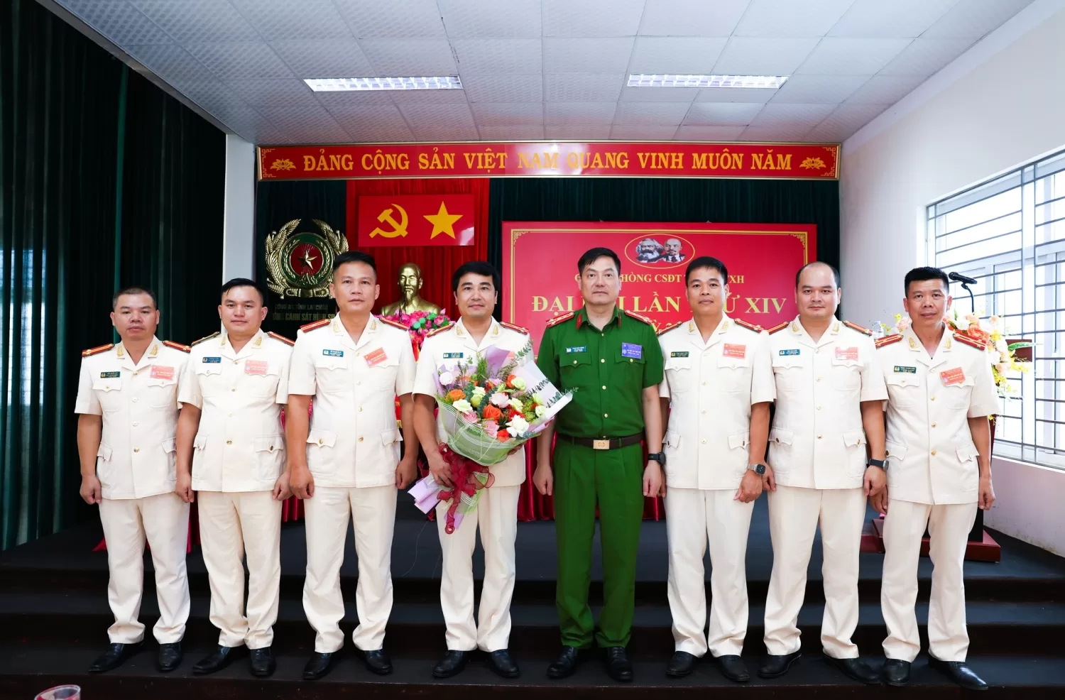 Đại tá Phạm Hải Đăng - Uỷ viên BTV Đảng ủy, Phó Giám đốc Công an tỉnh tặng hoa chúc mừng Chi ủy