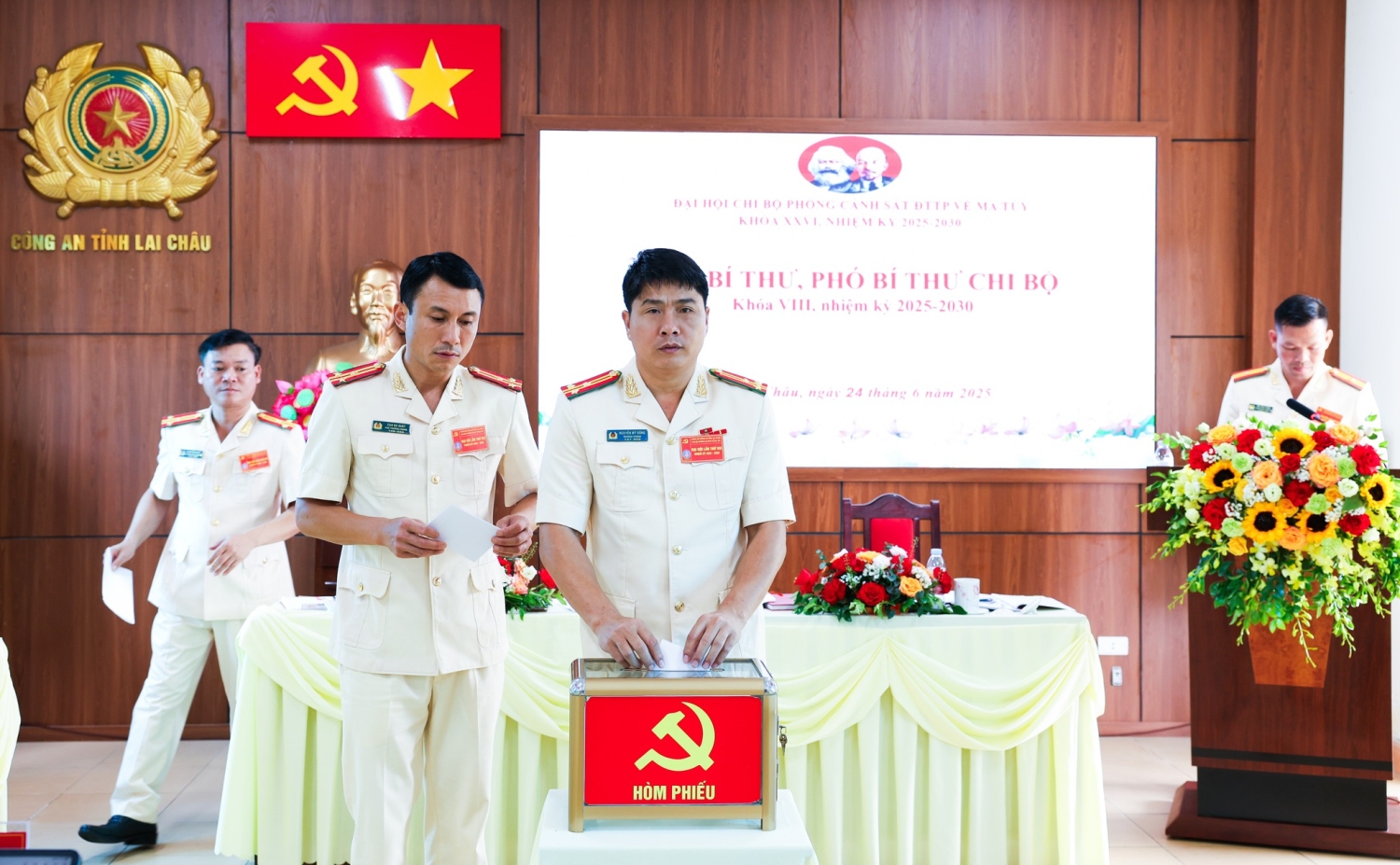 Đại biểu bỏ phiếu bầu Cấp uỷ mới