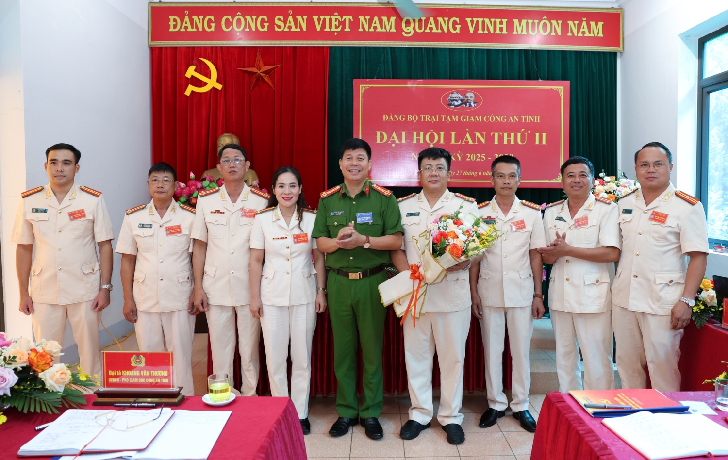 Đồng chí Đại tá Khoàng Văn Thương tặng hoa chúc mừng Ban Chấp hành Đảng bộ mới nhiệm kỳ 2025 – 2030.