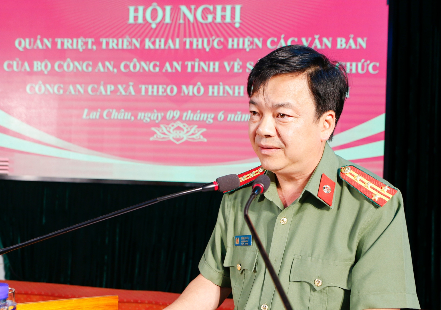 Đại tá Sùng A Súa - Phó Bí Thư Đảng uỷ, Phó Giám đốc Công an tỉnh chủ trì quán triệt tại hội nghị