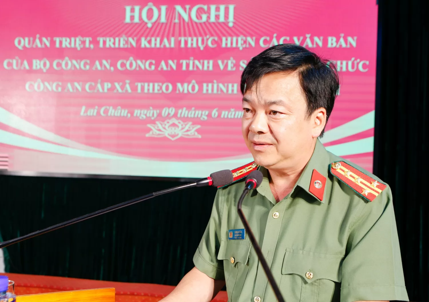 Đại tá Sùng A Súa - Phó Bí Thư Đảng uỷ, Phó Giám đốc Công an tỉnh chủ trì quán triệt tại hội nghị