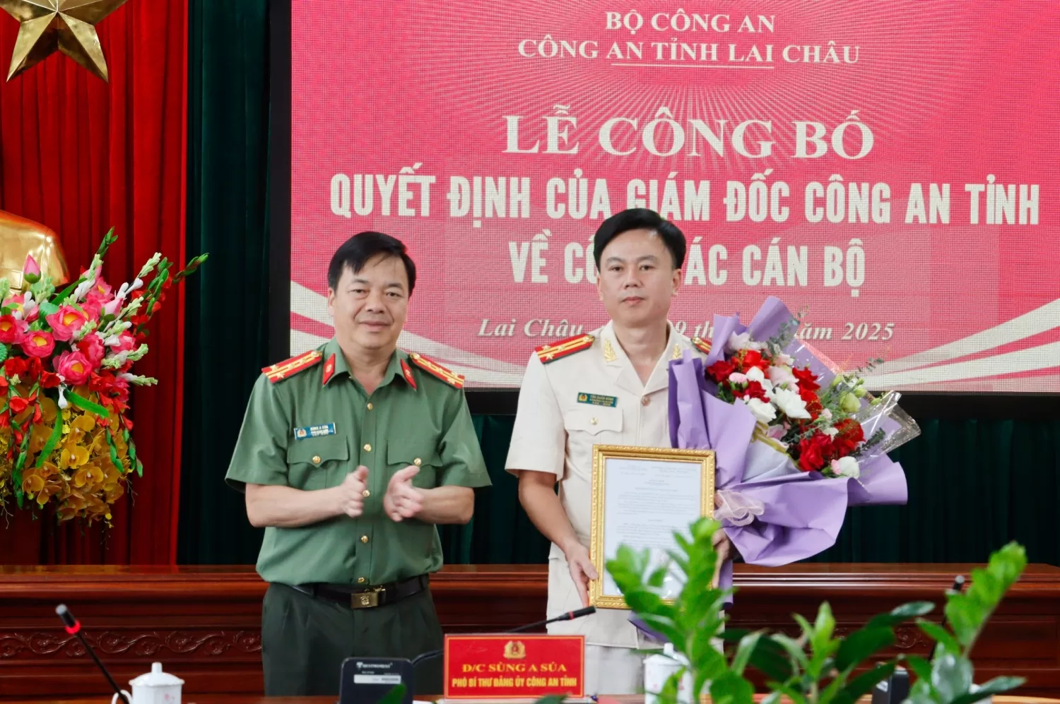 Đại tá Sùng A Súa - Phó Giám đốc Công an tỉnh trao quyết định của Giám đốc Công an tỉnh cho Thượng tá Tẩn Xuân Hùng