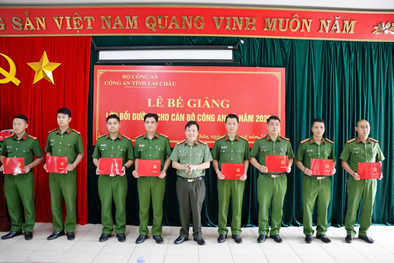 Đại tá Sùng A Súa - Phó Giám đốc Công an tỉnh trao chứng chỉ loại giỏi cho các học viên.
