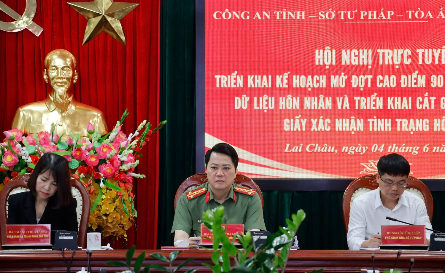 Đại tá Nguyễn Viết Giang - Ủy viên Ban Thường vụ Tỉnh ủy, Giám đốc Công an tỉnh, cùng lãnh đạo Sở Tư pháp và Tòa án nhân dân tỉnh đồng chủ trì