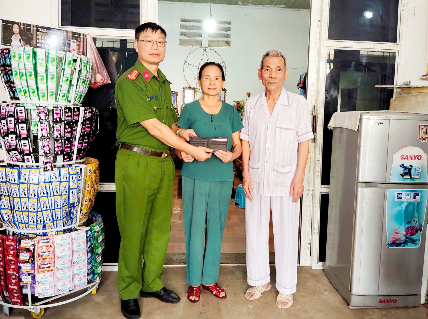 Thượng tá Tẩn A Chản Trưởng Công an xã Pa Tần, tỉnh Lai Châu trao trả tài sản và giấy tờ quan trọng cho người thân ông Lò Văn Sương