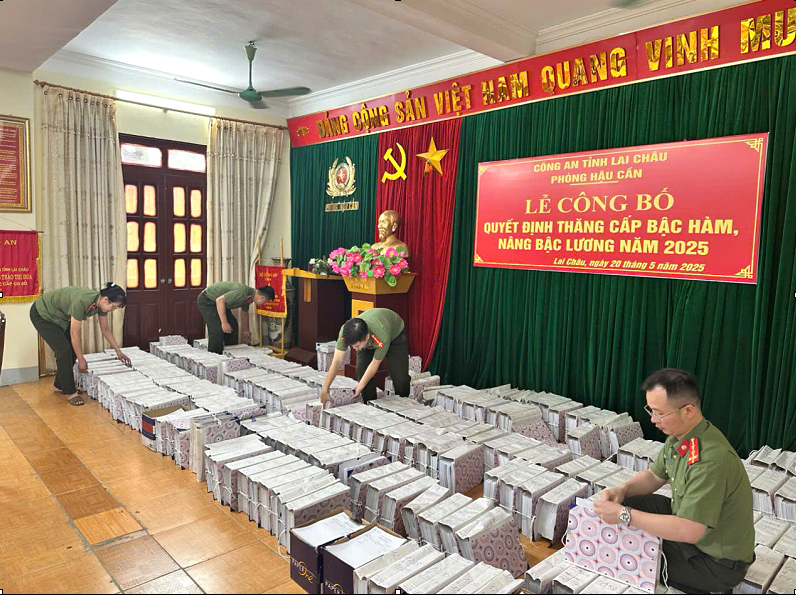 Ảnh: CBCS đội Tài chính - Phòng Hậu cần rà soát, kiểm tra lại toàn bộ hồ sơ, chứng từ