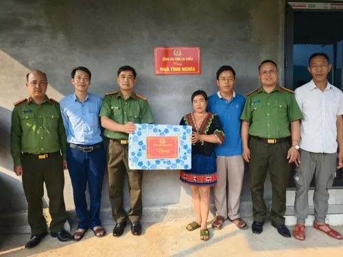 Phòng An ninh nội địa - Công an tỉnh Lai Châu đẩy nhanh hoàn thành thực hiện cao điểm 70 ngày đêm thực hiện chương trình “Chung tay xóa nhà tạm, nhà dột nát” tại huyện Tam Đường