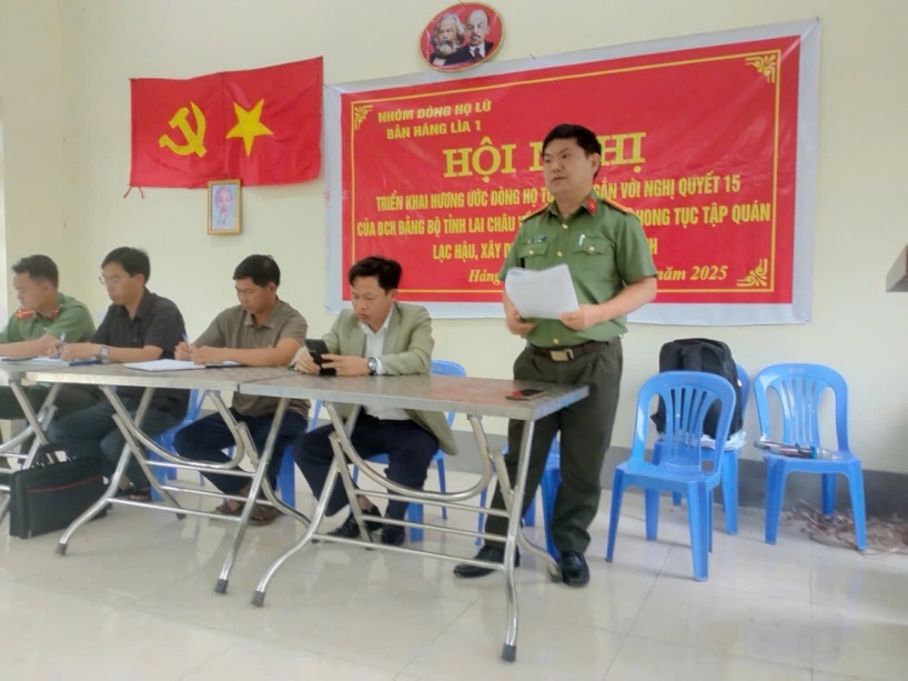 Đồng chí Mùa A Dũng - Đội trưởng Đội An ninh dân tộc, Phòng An ninh nội địa tuyên truyền một số chủ trương, chính sách của Đảng, Nhà nước về dân tộc, tôn giáo tại bản Háng Lìa 1, xã Tả Ngảo, huyện Sìn Hồ