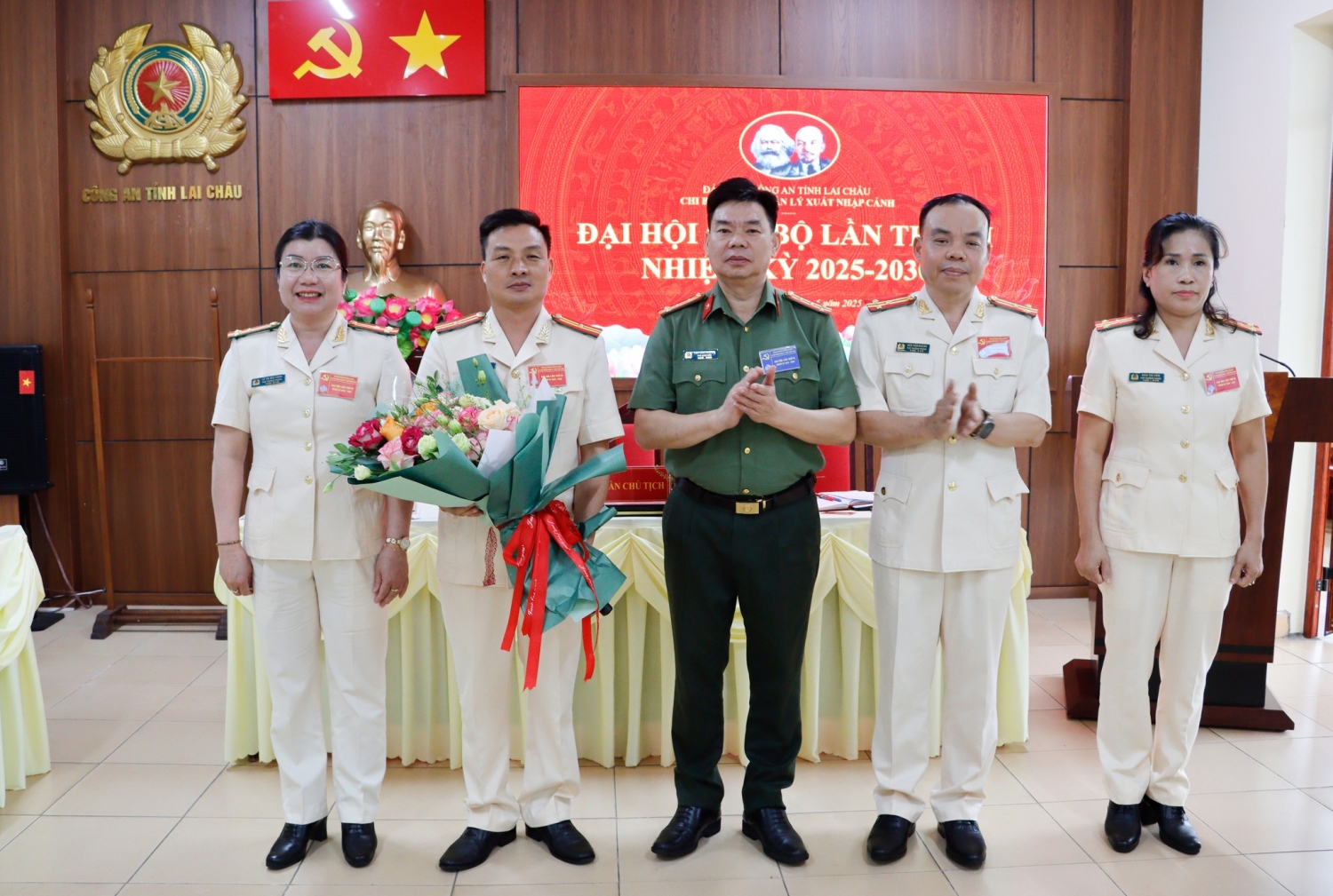 Đại tá Tao Văn Trường - Ủy viên BTV Đảng ủy, Phó Giám đốc Công an tỉnh tỉnh tặng hoa chúc mừng Chi ủy nhiệm kỳ 2025 - 2030