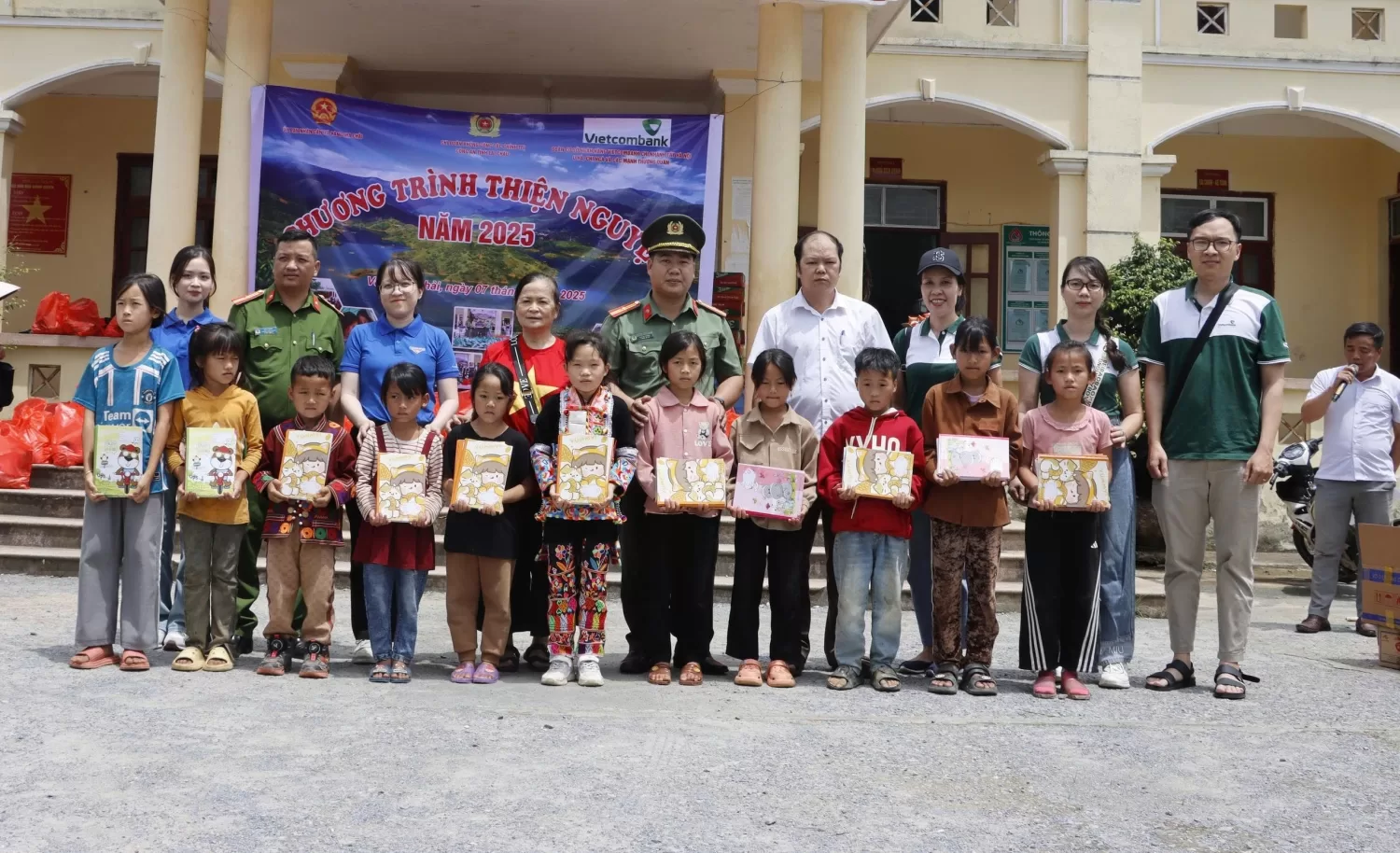 Đoàn thiện nguyện trao quà cho các em học sinh