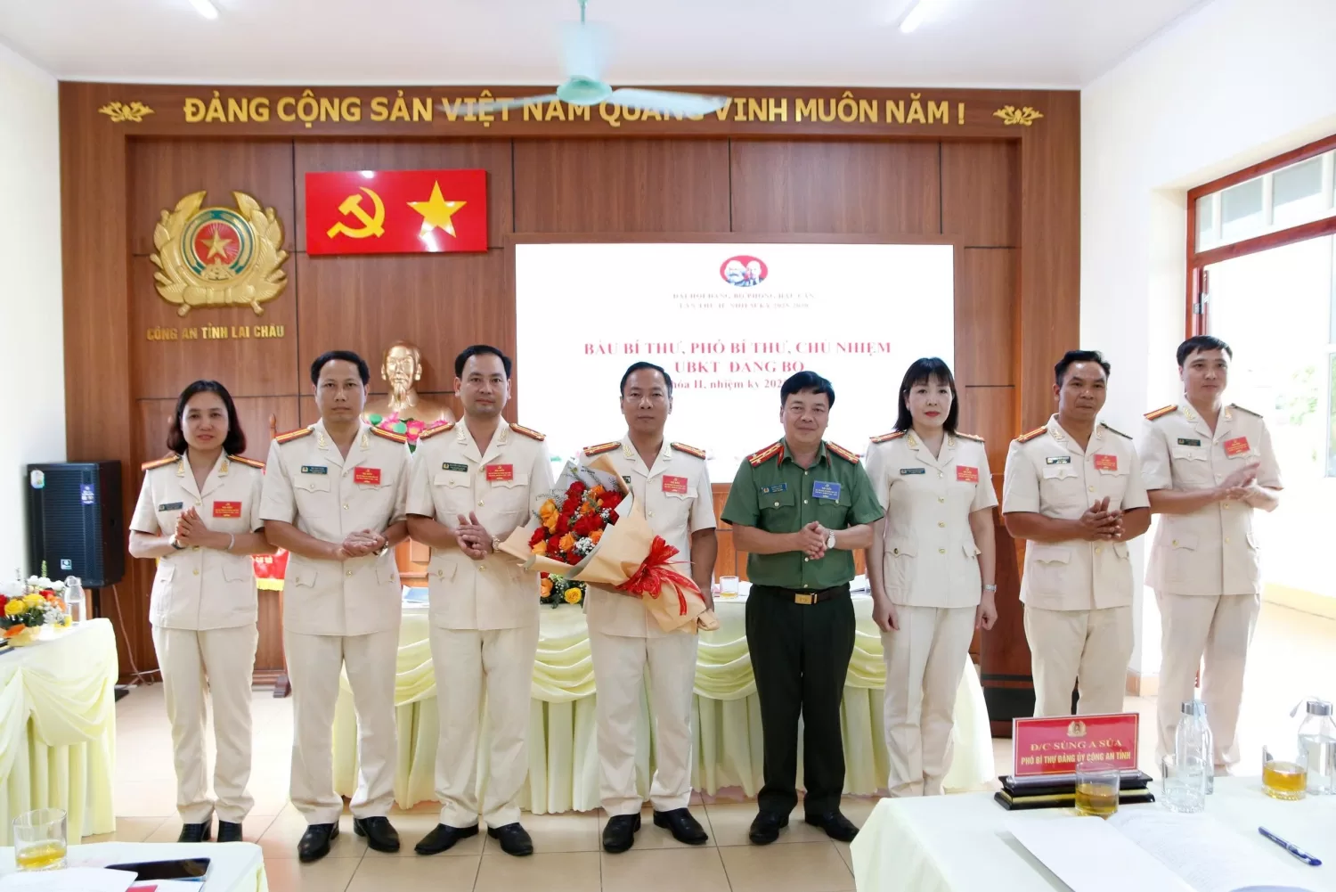 Đại tá Sùng A Súa – Phó Bí thư Đảng ủy, Phó Giám đốc Công an tỉnh tặng hoa chúc mừng Ban Chấp hành khóa mới