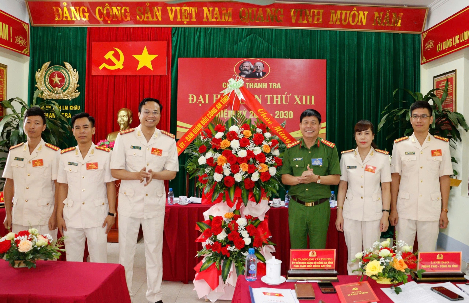 Đại tá Khoàng Văn Thương - Ủy viên BCH Đảng bộ, Phó Giám đốc Công an tỉnh tặng hoa chúc Chi ủy nhiệm kỳ mới.