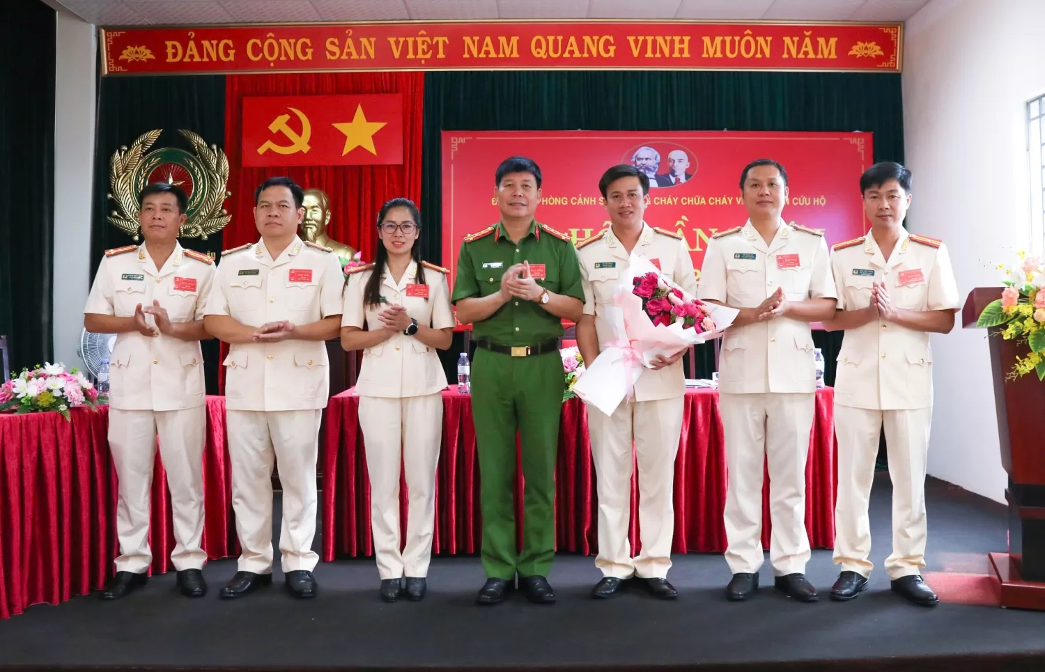 Đại tá Khoàng Văn Thương - Phó Giám đốc Công an tỉnh tặng hoa chúc mừng Ban Chấp hành Đảng bộ khóa mới