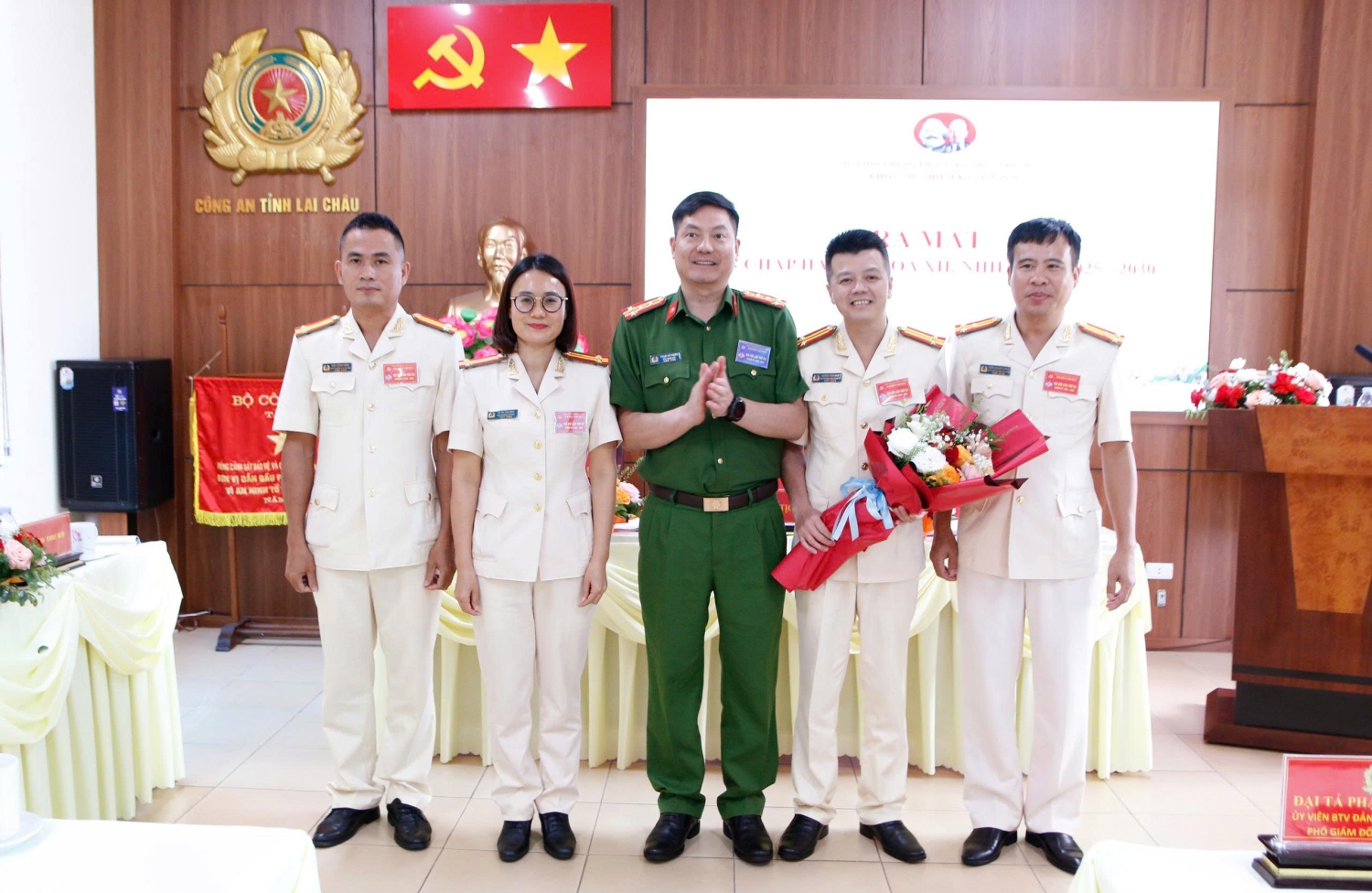 Đại tá Phạm Hải Đăng - Uỷ viên BTV Đảng uỷ, Phó Giám đốc Công an tỉnh tặng hoa chúc mưng Chi uỷ nhiệm kỳ mới