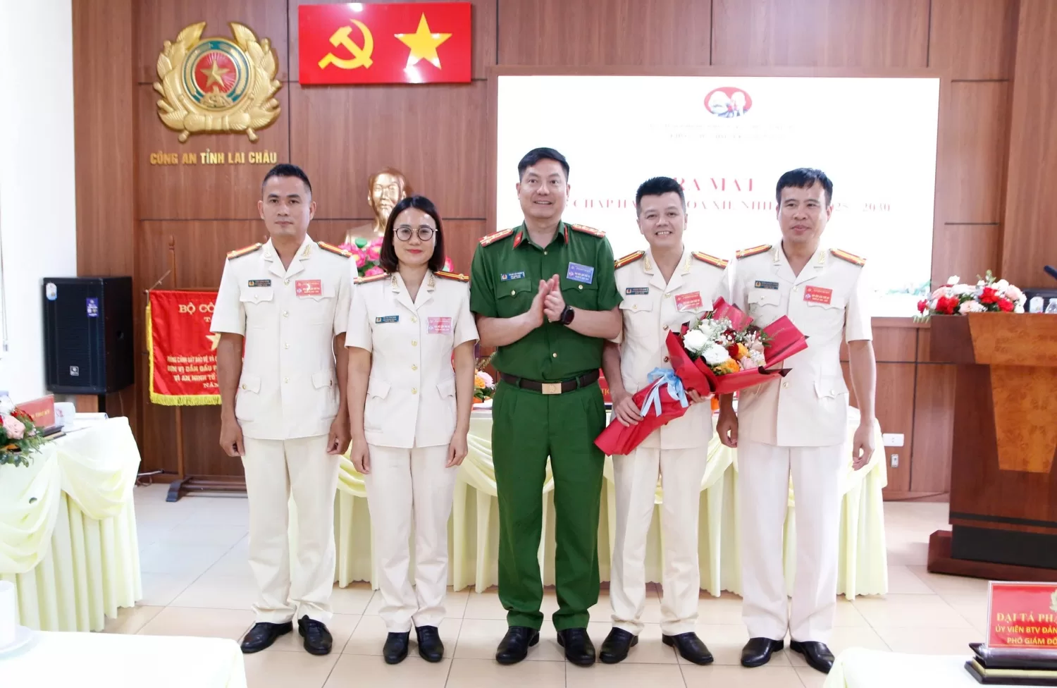 Đại tá Phạm Hải Đăng - Uỷ viên BTV Đảng uỷ, Phó Giám đốc Công an tỉnh tặng hoa chúc mưng Chi uỷ nhiệm kỳ mới